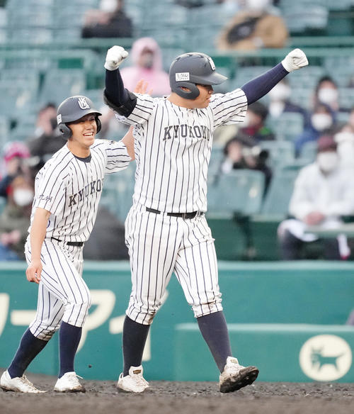 クラーク対九州国際大付　10回裏九州国大付2死一、三塁、サヨナラの左犠飛を放った佐倉（右）は、会心のガッツポーズを見せる（撮影・菅敏）