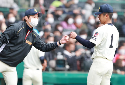 大分舞鶴対浦和学院　1回表大分舞鶴の攻撃を無失点に抑えタッチを交わす浦和学院先発の宮城（右）と森監督（撮影・垰建太）