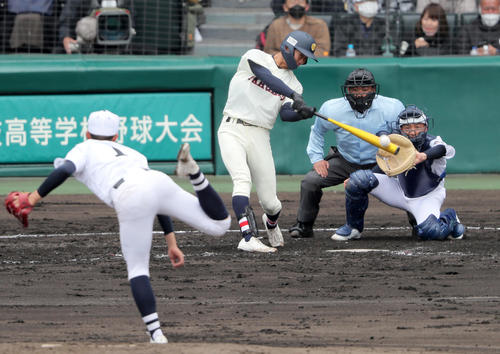 大分舞鶴対浦和学院　4回裏浦和学院無死三塁、高山は中越え2点本塁打を放つ（撮影・上山淳一）