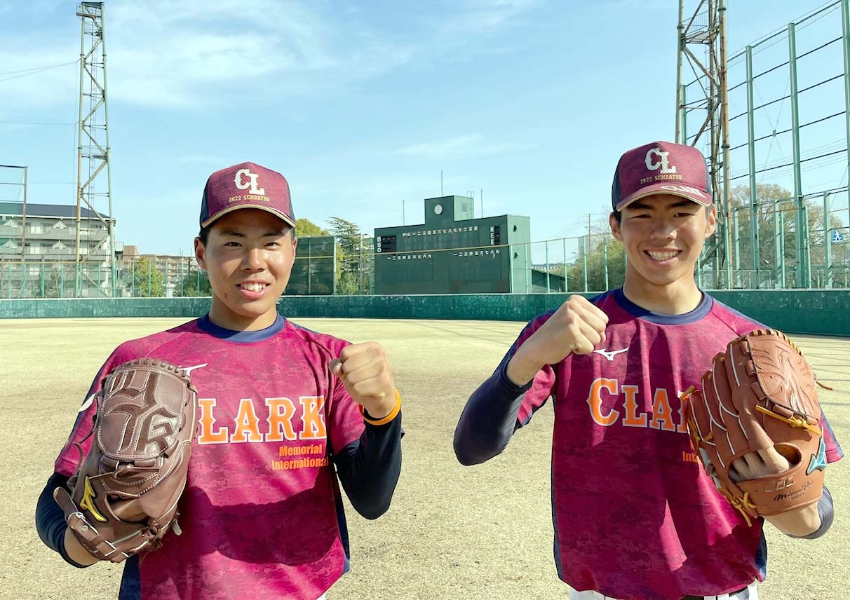 九州国際大付との初戦に向けて意気込むクラークの（左から）山中、辻田両投手（同高提供）
