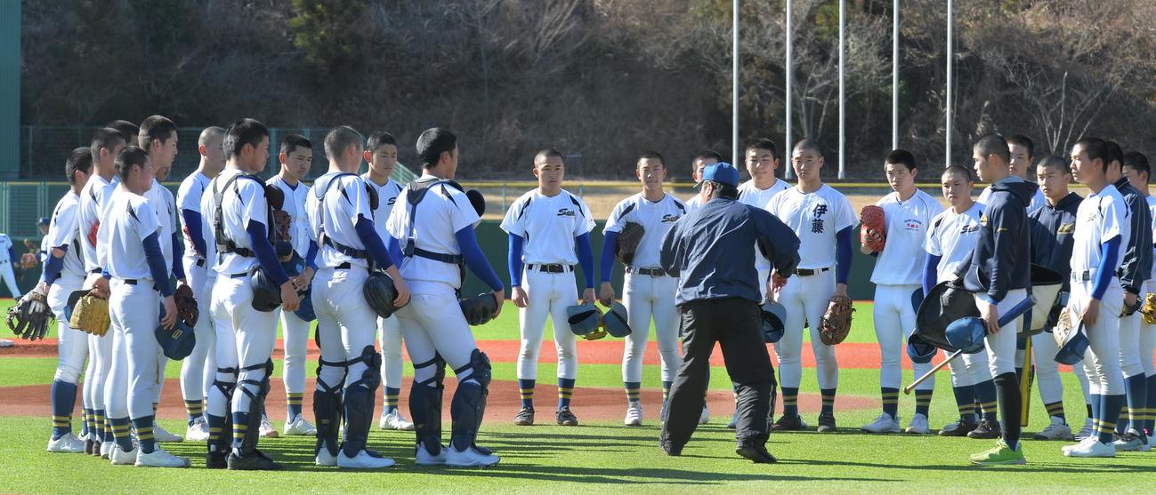 斎藤監督（中央）の話を真剣な表情で聞く聖光学院の選手たち（2022年2月6日）