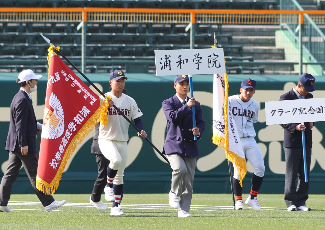 開会式リハーサルで行進する浦和学院・八谷主将（撮影・上山淳一）