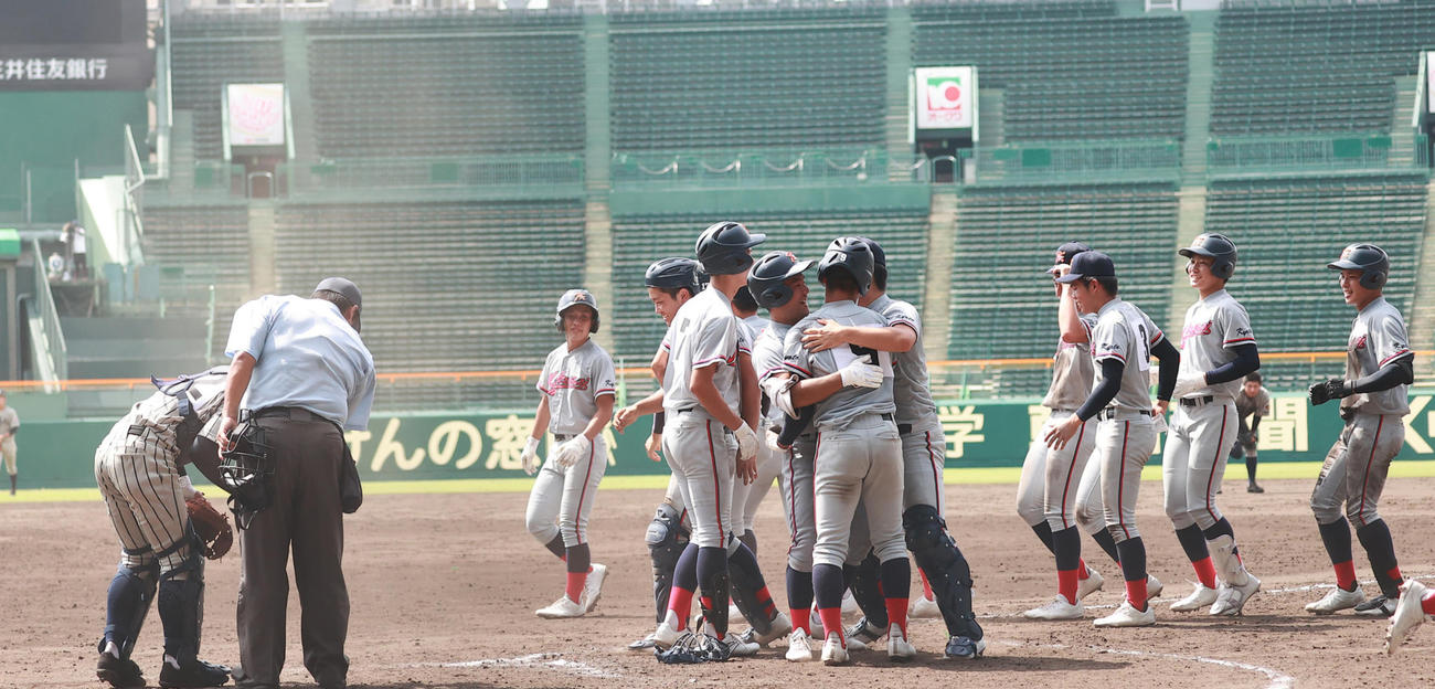 昨夏の甲子園で敦賀気比に勝利し喜ぶ京都国際の選手たち＝2021年8月26日