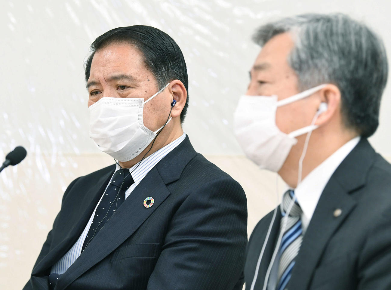 京都国際が出場辞退したことを受け、オンライン記者会見をする日本高野連の宝馨会長（左）と大会会長の丸山毎日新聞社社長（代表撮影）