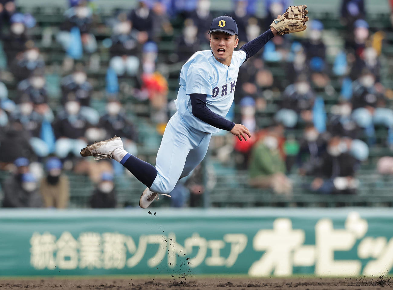 近江対長崎日大　6回裏長崎日大無死、前田凱の打球を軽快にさばく遊撃手横田（撮影・前田充）