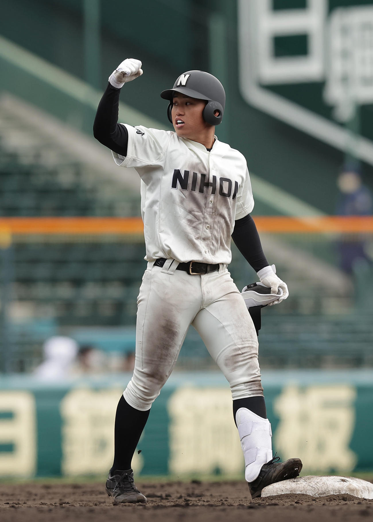 近江対長崎日大　6回裏長崎日大2死二塁、左翼線に先制適時二塁打を放ちガッツポーズする河村（撮影・前田充）