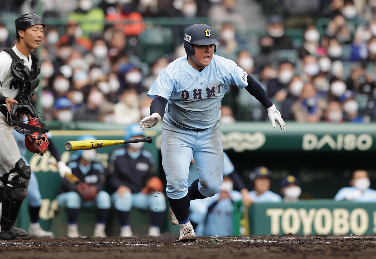 近江対長崎日大　9回表近江無死一、二塁、右前適時打を放つ岡■（■は崎の大が立の下の横棒なし）（撮影・前田充）