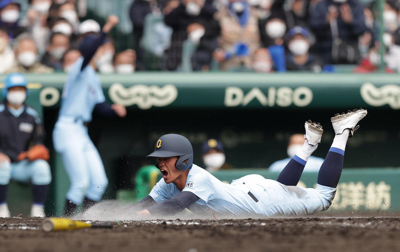 近江対長崎日大　9回表近江無死一、二塁、岡■（■は崎の大が立の下の横棒なし）の右前適時打で生還する津田（撮影・前田充）