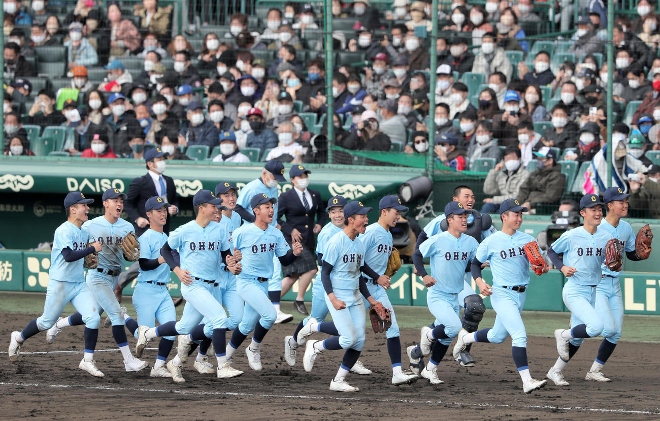 近江対長崎日大　タイブレーク13回で長崎日大に勝利し喜ぶ近江ナイン（撮影・上山淳一）