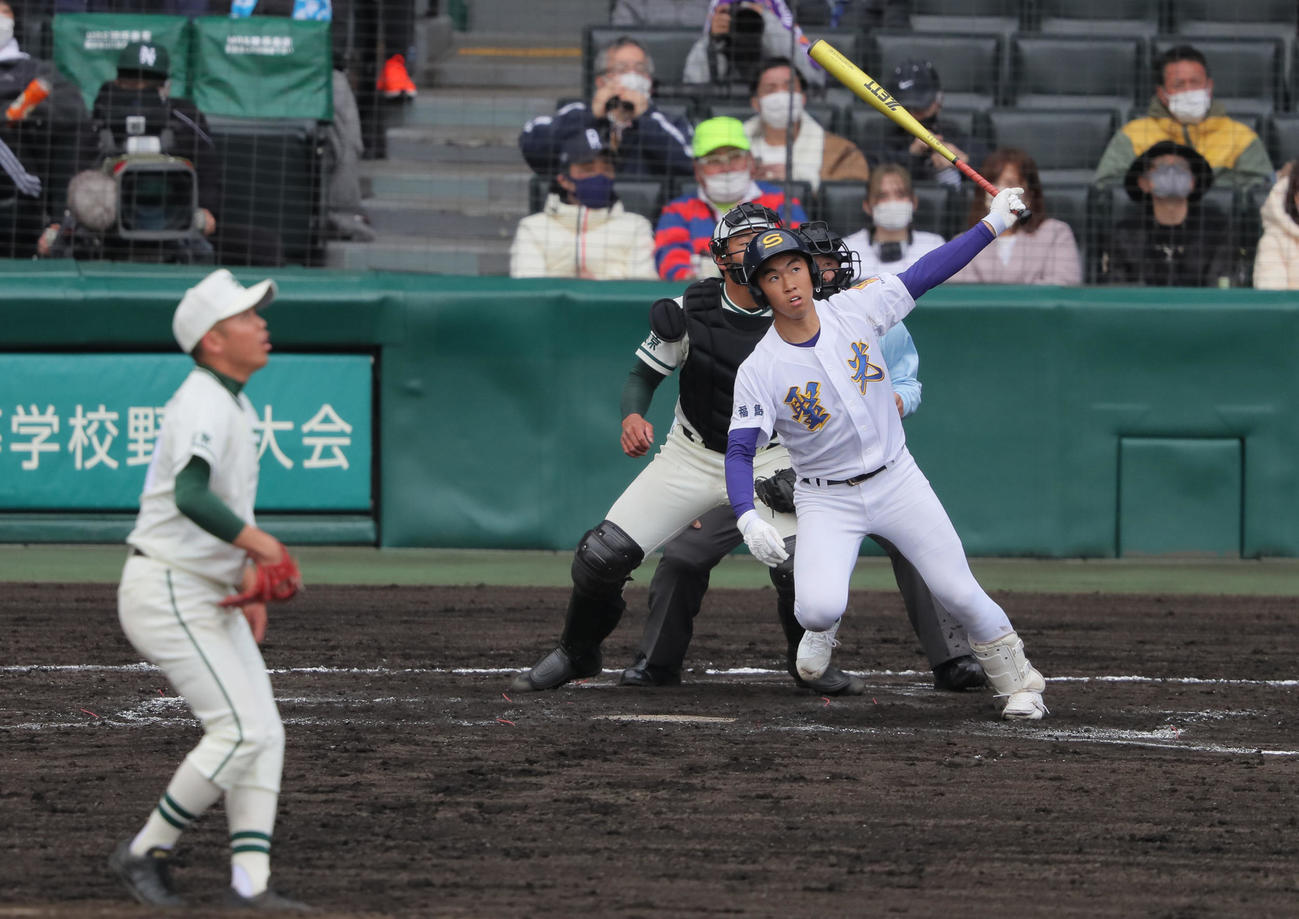 聖光学院対二松学舎大付　5回表聖光学院1死満塁、佐山は左に2点適時二塁打を放つ（撮影・上山淳一）