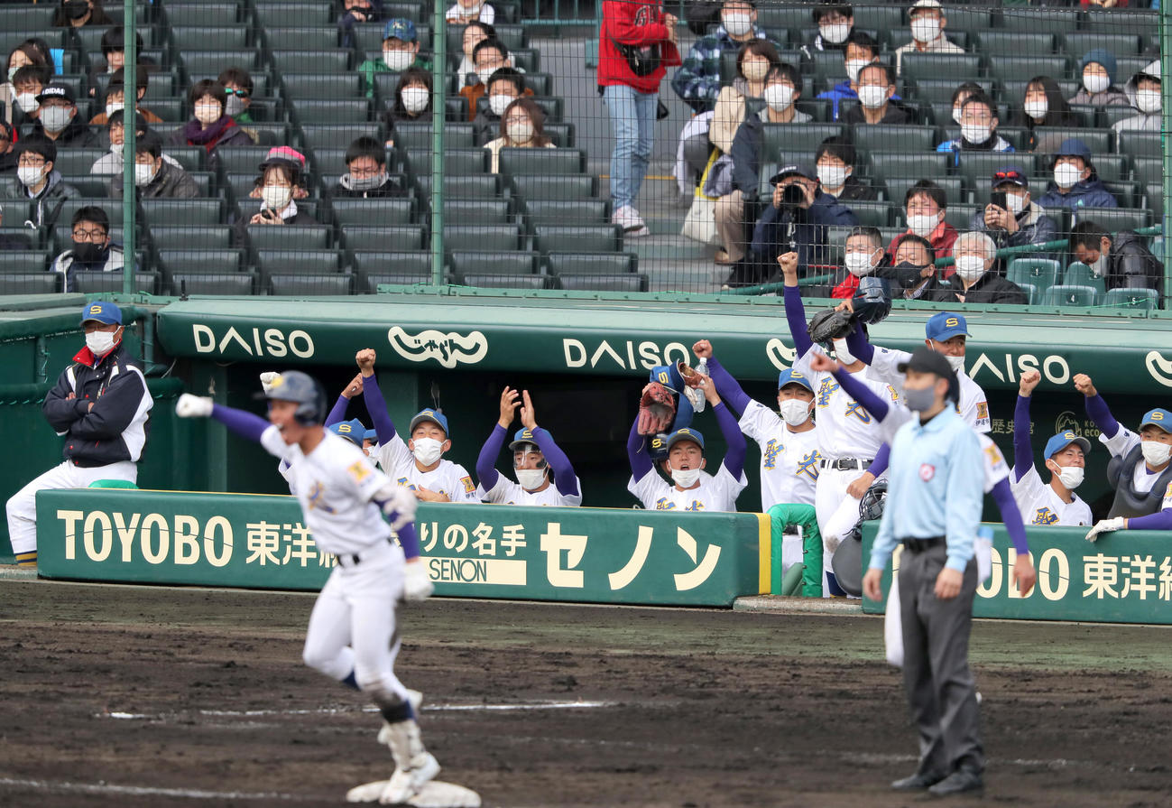 聖光学院対二松学舎大付　5回表聖光学院2死二塁、三好（手前左）の適時三塁打で追加点が入り盛り上がる聖光学院ナイン（撮影・上山淳一）