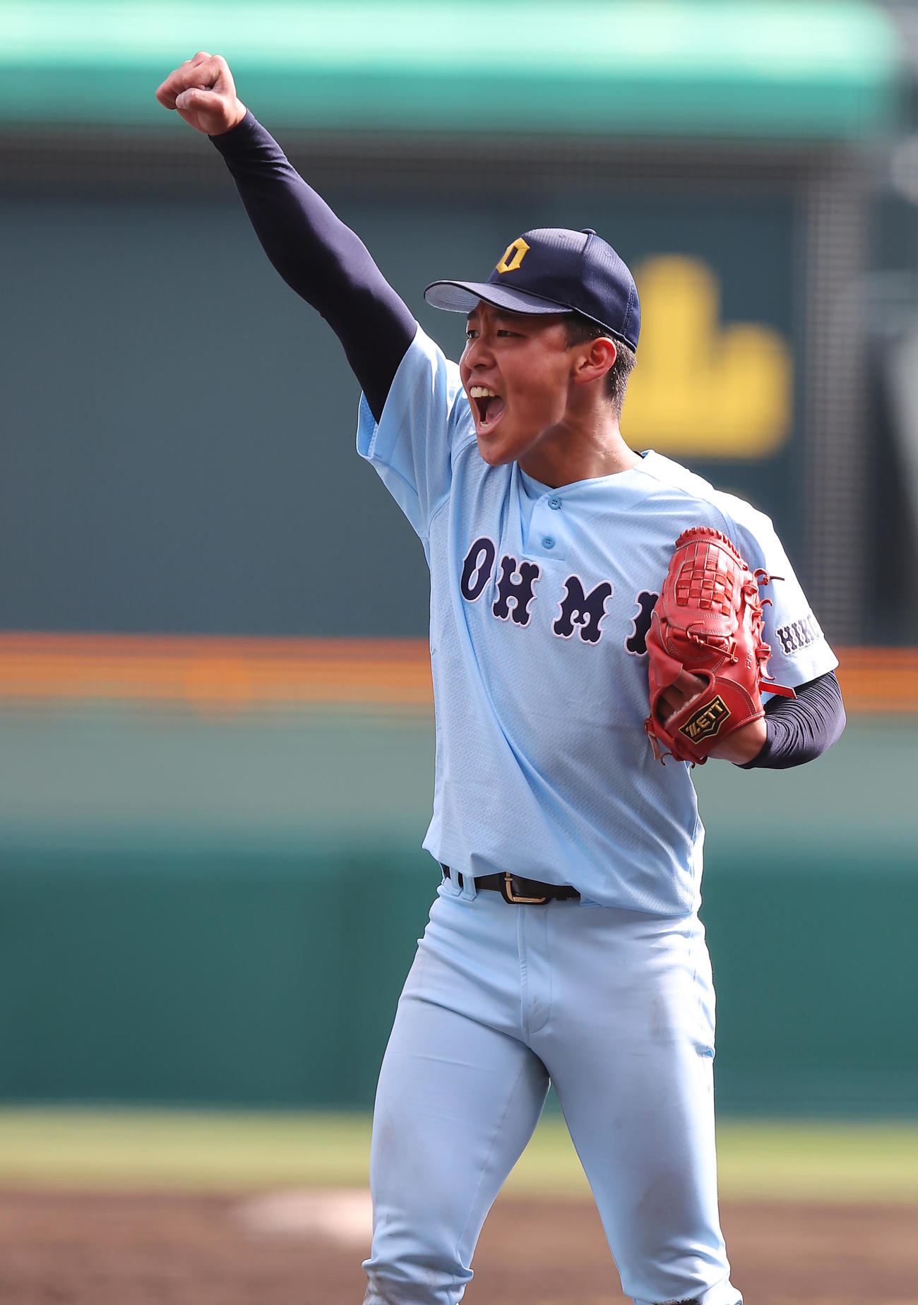 近江対長崎日大　延長タイブレーク13回裏長崎日大2死二、三塁、前田拓を捕邪飛に仕留め勝利し完投した山田は歓喜のガッツポーズ（撮影・垰建太）