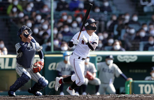 敦賀気比対広陵　1回裏広陵2死三塁、右越え適時三塁打を放つ田上（撮影・前田充）