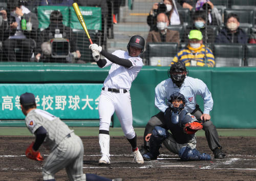 敦賀気比対広陵　6回裏広陵1死一塁、真鍋は右前打を放つ（撮影・上山淳一）