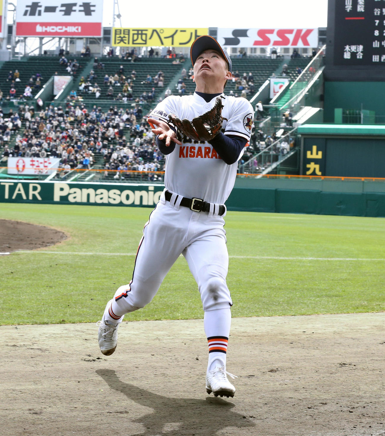 山梨学院対木更津総合　9回表山梨学院1死一塁、岩田の二邪飛を捕球した渡辺は、ブルペンマウンドに足を取られ転倒しフェンスに激突するがボールは離さず（撮影・宇治久裕）