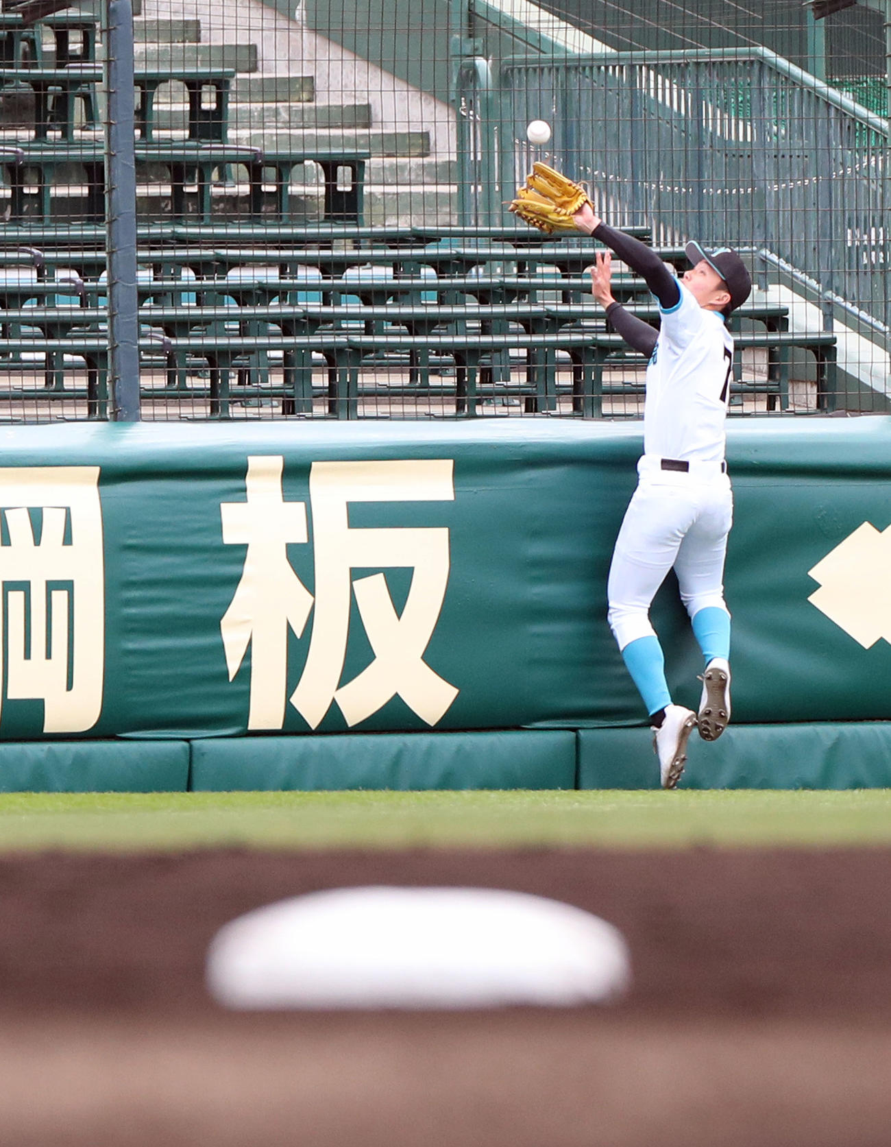 山梨学院対木更津総合　1回裏木更津総合無死、山田の左翼への大飛球を好捕する渋谷（撮影・宇治久裕）
