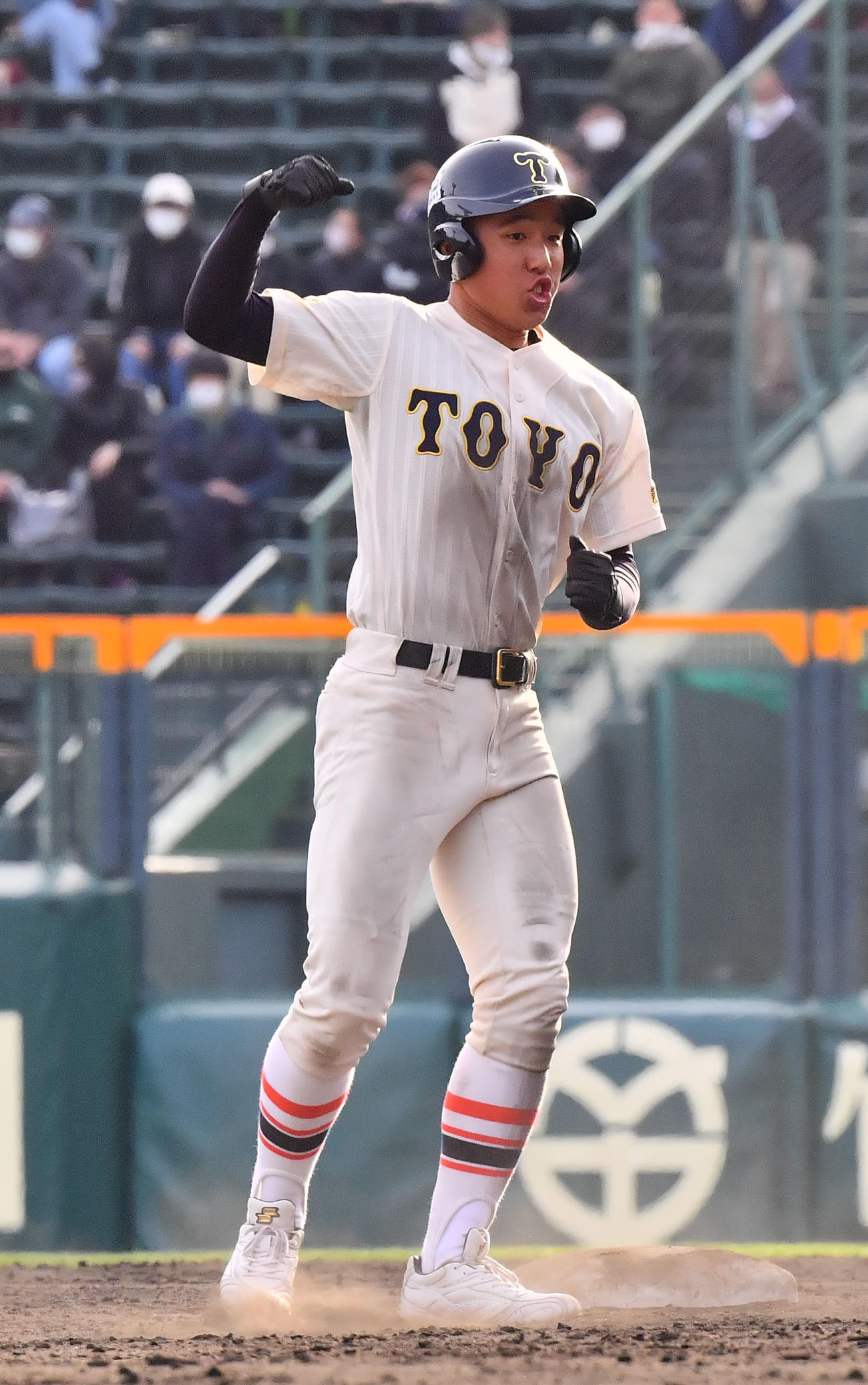 高知対東洋大姫路　8回裏東洋大姫路1死二、三塁、右翼線に適時二塁打を放った山根はガッツポーズ（撮影・和賀正仁）