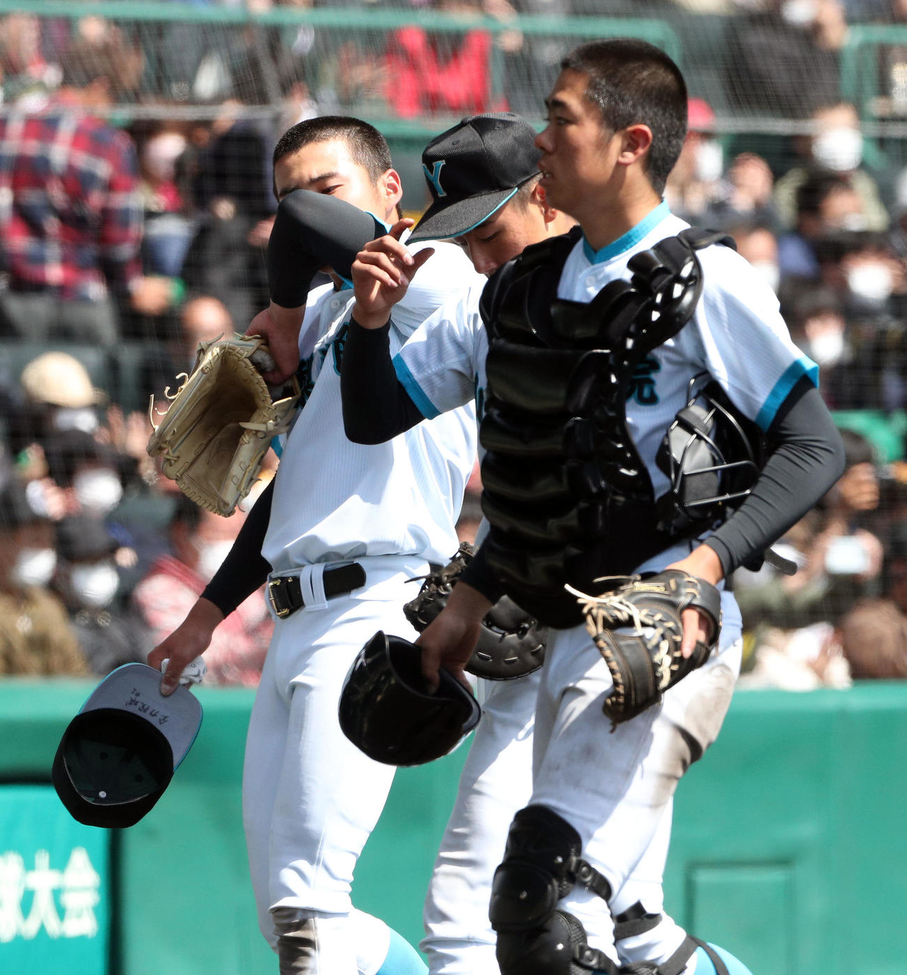 山梨学院対木更津総合　13回、押し出しでサヨナラ負けしガックリと引き揚げる山梨学院・榎谷（左）（撮影・宇治久裕）