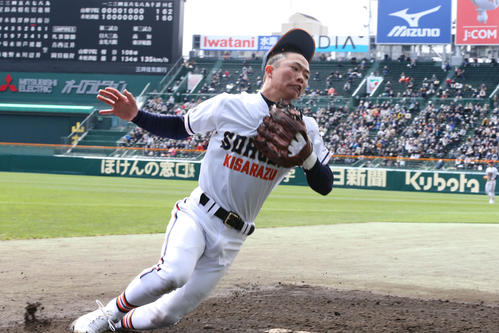 山梨学院対木更津総合　9回表山梨学院1死一塁、岩田の二邪飛を捕球した渡辺は、ブルペンマウンドに足を取られ転倒しフェンスに激突するがボールは離さず（撮影・宇治久裕）