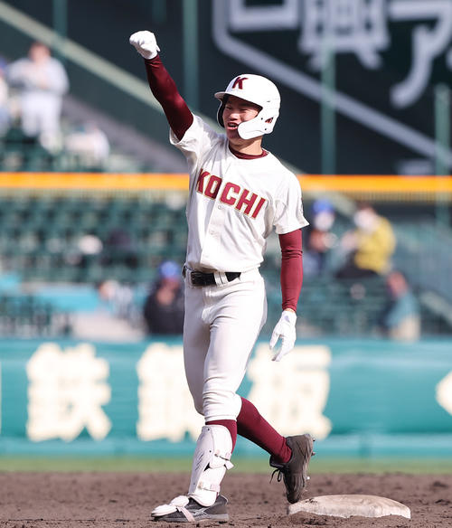 高知対東洋大姫路　5回表高知1死一、三塁、先制の適時二塁打を放ちベンチに向かってガッツポーズする山下（撮影・垰建太）