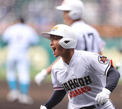 山梨学院対木更津総合　1回裏木更津総合1死一、三塁、二ゴロの間に先制の生還を果たし雄たけびを上げる中西（撮影・垰建太）