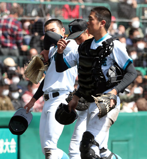 山梨学院対木更津総合　13回、押し出しでサヨナラ負けしガックリと引き揚げる山梨学院・榎谷（左）（撮影・宇治久裕）