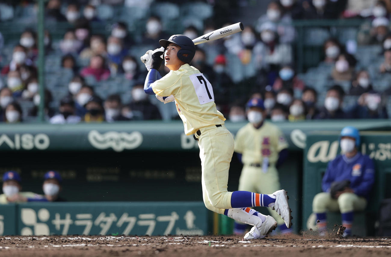 星稜対天理　4回表星稜1死三塁、先制の左犠飛を放つ津沢（撮影・前田充）