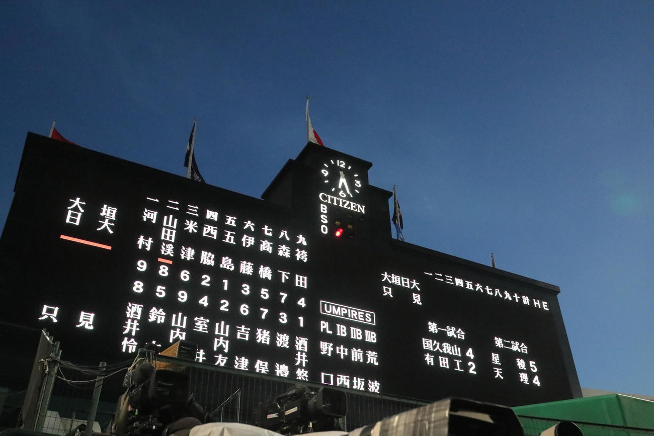 大垣日大対只見　ナイターで3試合目が開始した甲子園球場（撮影・上山淳一）