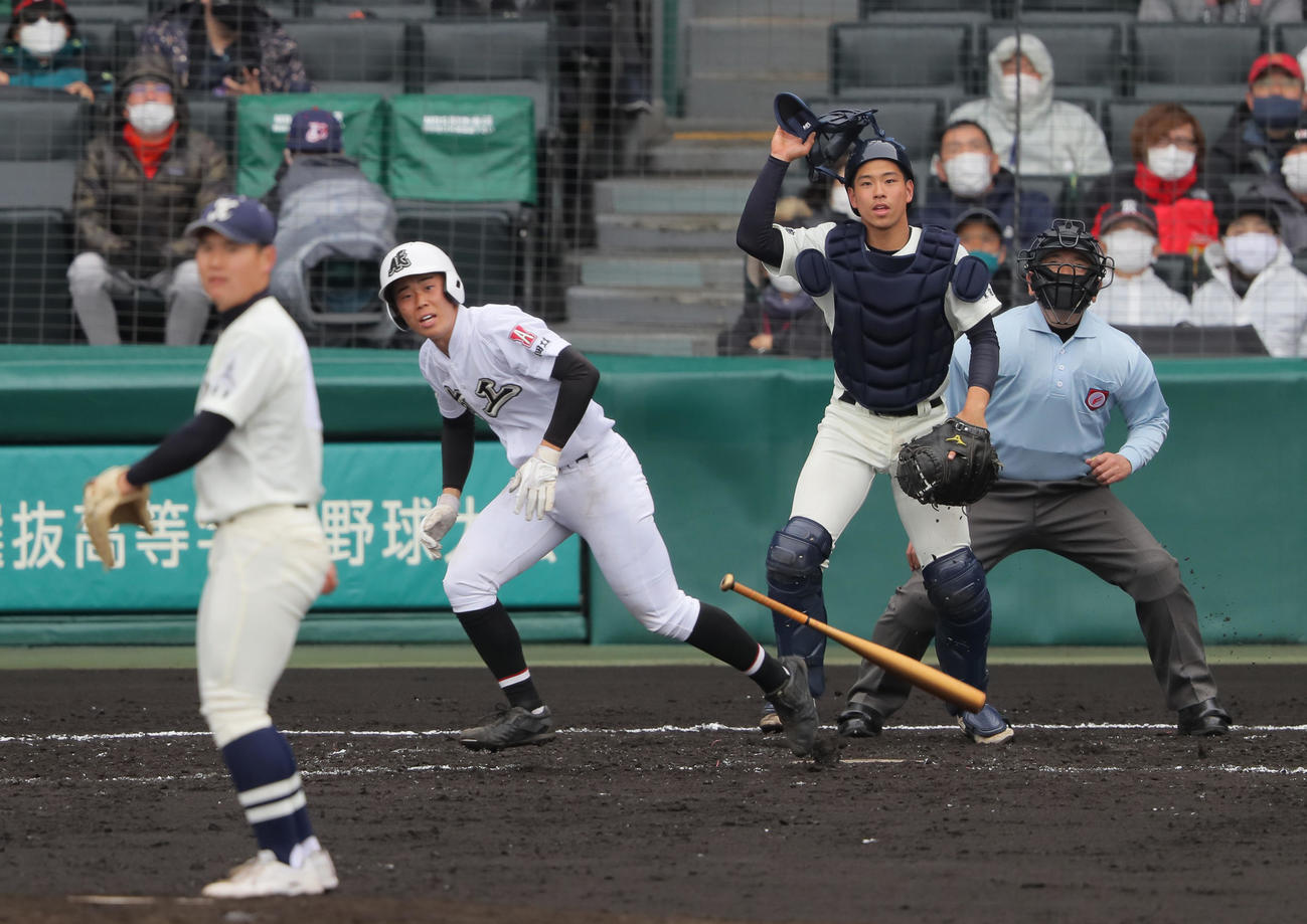 有田工対国学院久我山　4回表有田工2死二塁、上原は中前適時打を放つ（撮影・上山淳一）