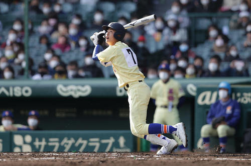 星稜対天理 4回表星稜1死三塁、先制の左犠飛を放つ津沢(撮影・前田充)