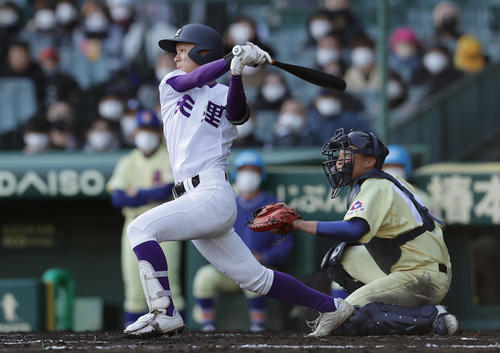 星稜対天理 8回裏天理無死二、三塁、右中間へ同点となる2点適時二塁打を放つ重舛(撮影・前田充)