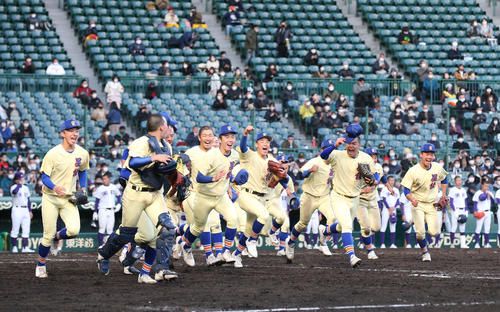 星稜対天理 延長戦を制した星稜ナインはアルプススタンドに向かって歓喜のダッシュ(撮影・宇治久裕)