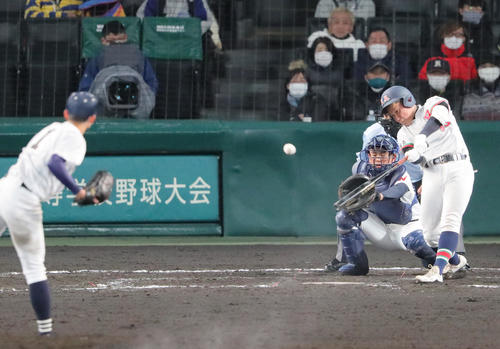 大垣日大対只見 4回裏只見2死一、三塁、山内は右前適時打を放つ(撮影・上山淳一)