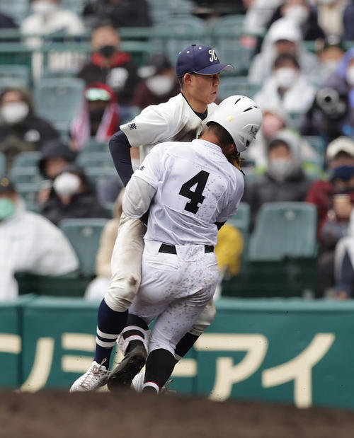 有田工対国学院久我山 7回表有田工1死一、二塁、バントのベースカバーに入り、一塁上で山口洸(手前)と激突する上田(撮影・前田充)