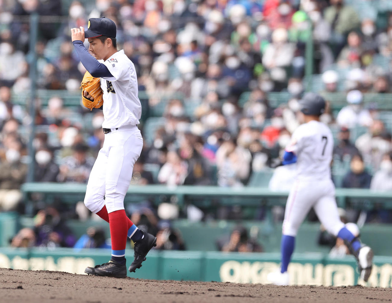大島対明秀学園日立　2回裏明秀学園日立2死満塁、本坊（右）に押し出しの四球を与えうつむく大野（撮影・垰建太）