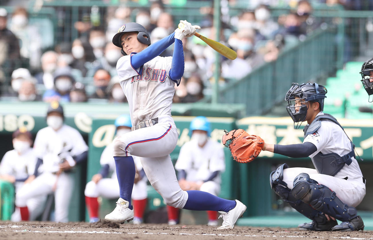 大島対明秀学園日立　4回裏明秀学園日立2死一、三塁、適時二塁打を放つ佐藤（撮影・垰建太）