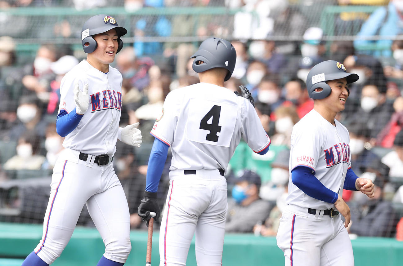 大島対明秀学園日立　4回裏明秀学園日立2死一、三塁、佐藤の適時二塁打で生還し笑顔を見せる猪俣（左）（撮影・垰建太）