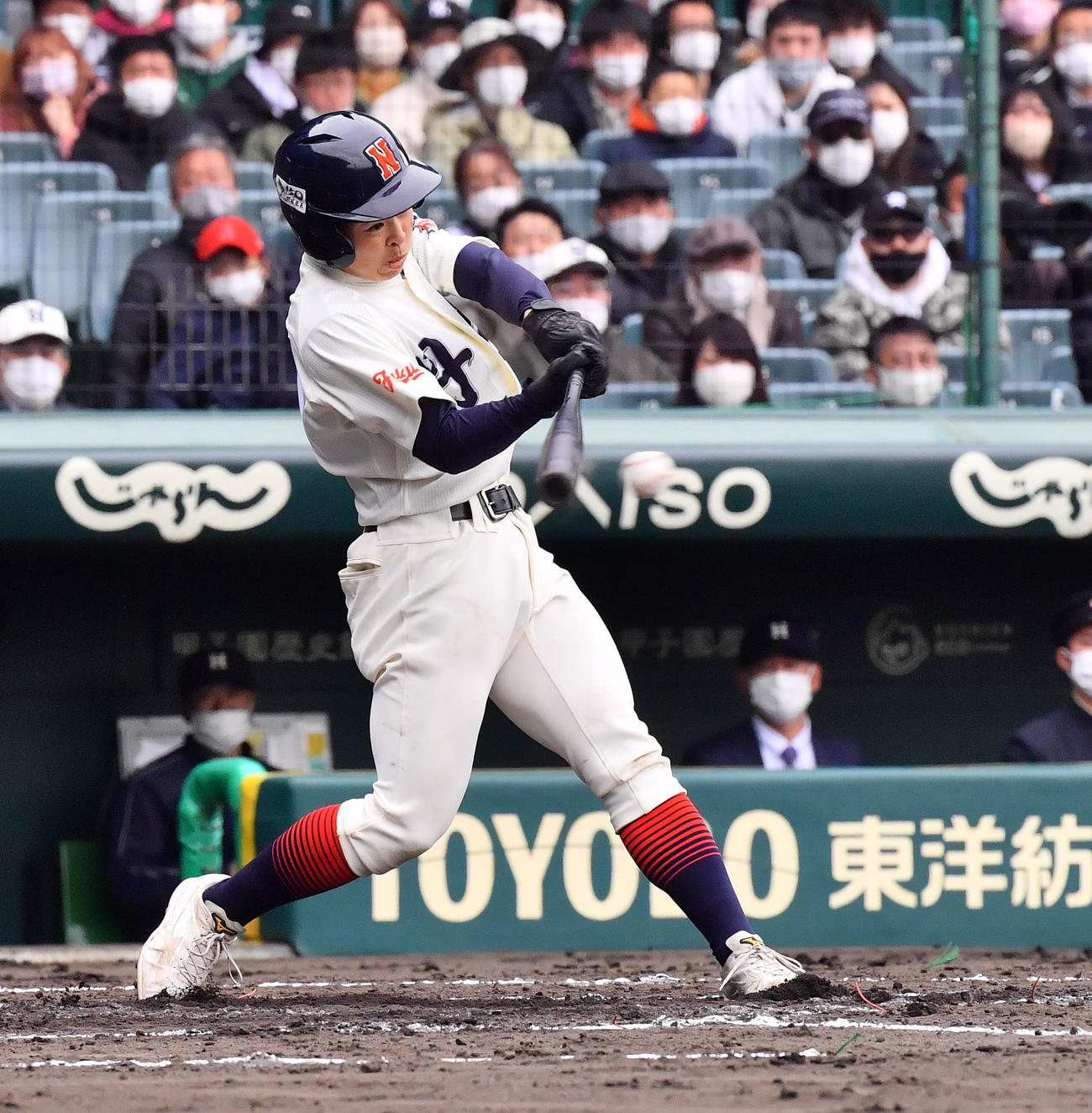 丹生対広島商　2回表丹生2死二、三塁、左前に適時打を放つ吉田（撮影・和賀正仁）