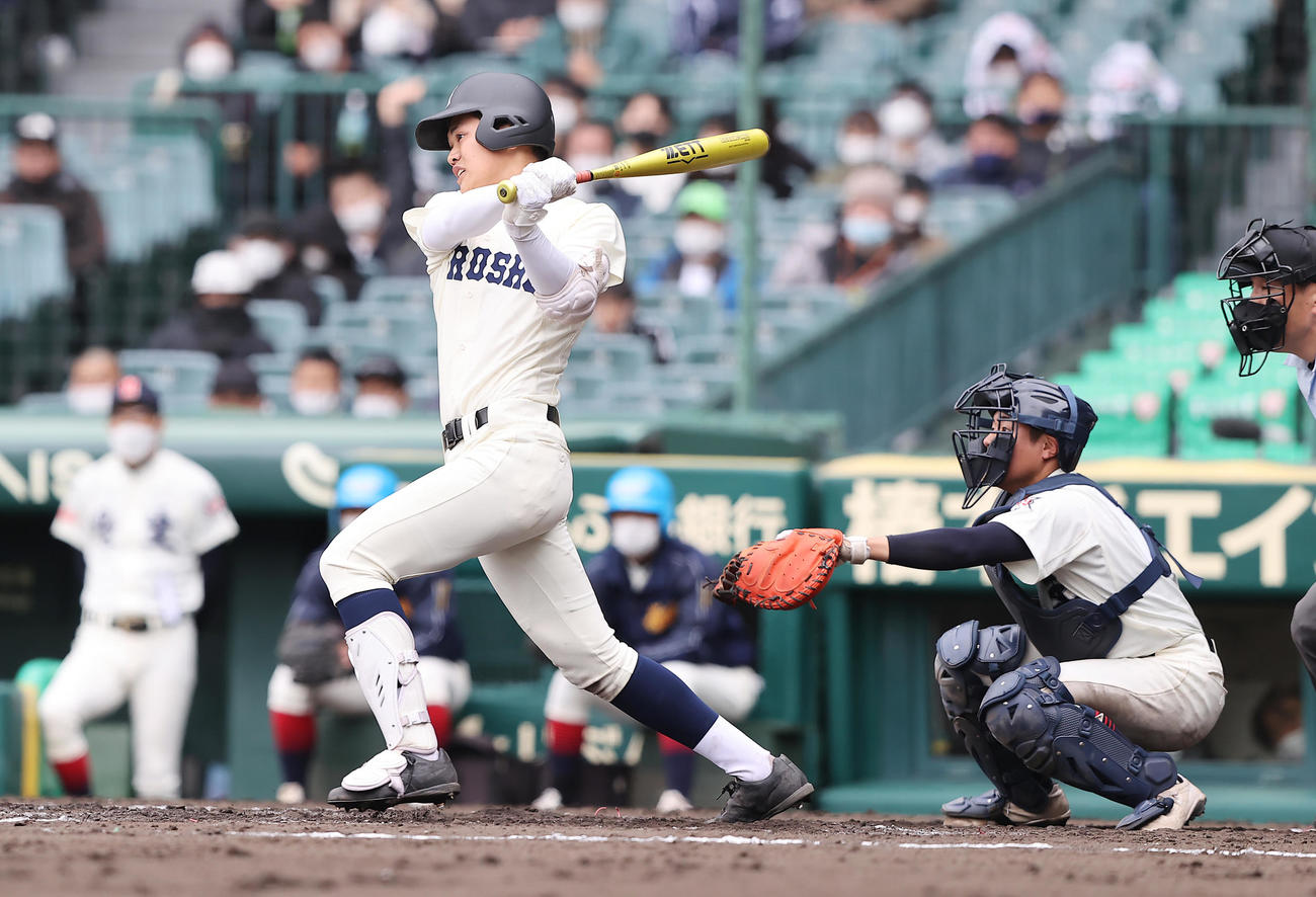 丹生対広島商　2回裏広島商2死一、三塁、適時内野安打を放つ竹下（撮影・垰建太）