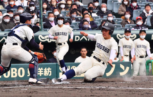 生対広島商　1回裏広島商2死二、三塁、松浦の左前適時打で生還する広本（撮影・和賀正仁）