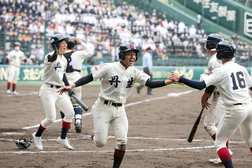 丹生対広島商　2回表丹生2死二、三塁、二走	木津（中央）は吉田の左前2点適時打で生還し喜ぶ（撮影・上山淳一）