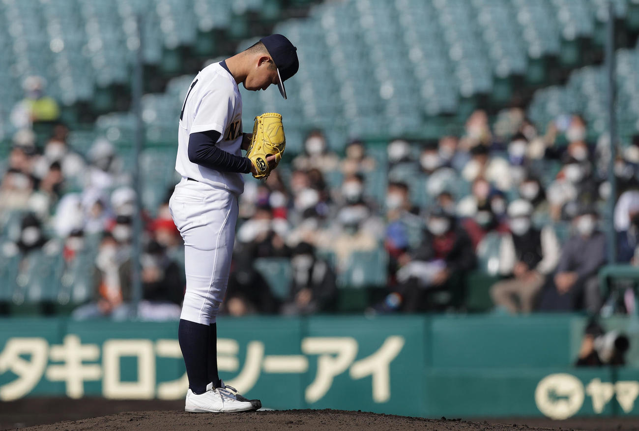 鳴門対大阪桐蔭　1回裏、投球前にグラブをじっと見つめる鳴門先発の冨田（撮影・前田充）