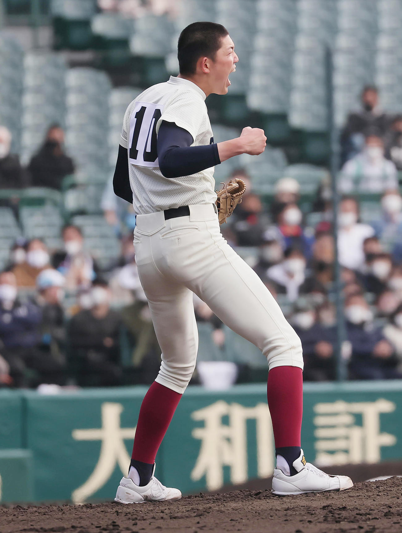 鳴門対大阪桐蔭　完投勝利を挙げ喜ぶ大阪桐蔭・川原（撮影・野上伸悟）