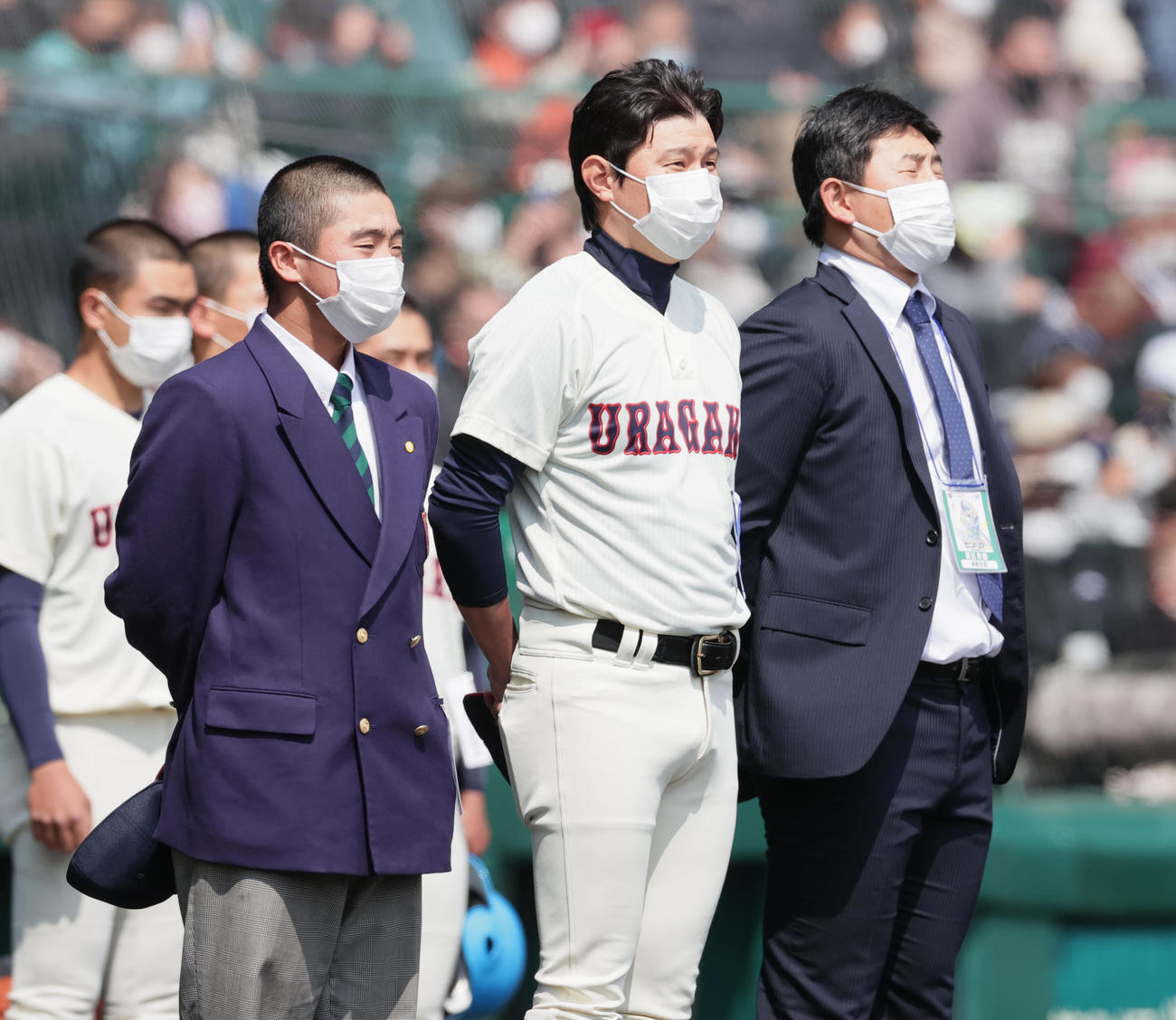 和歌山東対浦和学院　7－0で勝利し校歌を聞く浦和学院・森監督（中央）ら（撮影・野上伸悟）