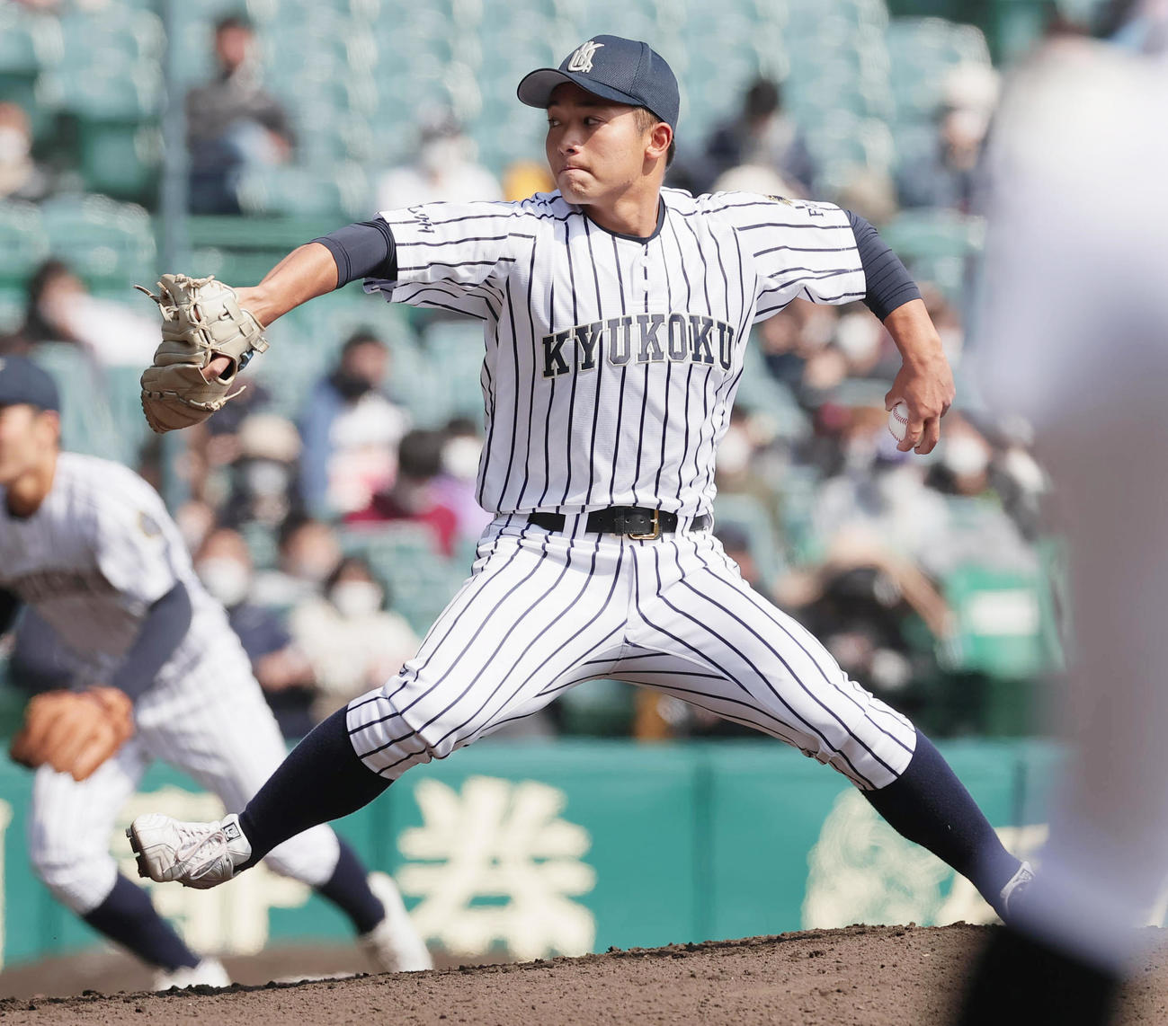 九州国際大付対広陵　力投する九州国際大付先発の香西（撮影・野上伸悟）