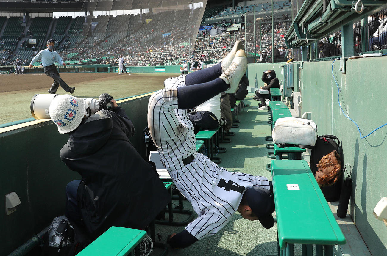 九州国際大付対広陵　4回裏広陵2死一塁、背戸川内の飛球を三塁手白井が好捕し、そのままカメラマン席に落下する。判定はファウル（撮影・前田充）