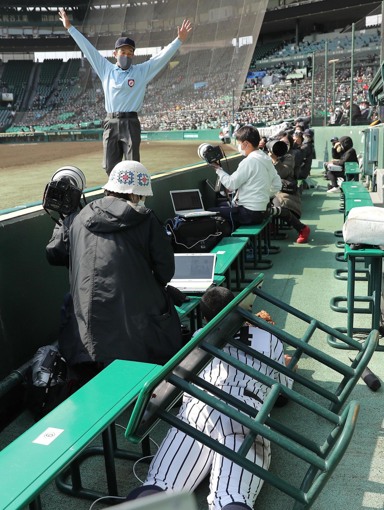 九州国際大付対広陵　4回裏広陵2死一塁、背戸川内の飛球を三塁手白井が好捕し、そのままカメラマン席に落下する。判定はファウル（撮影・前田充）