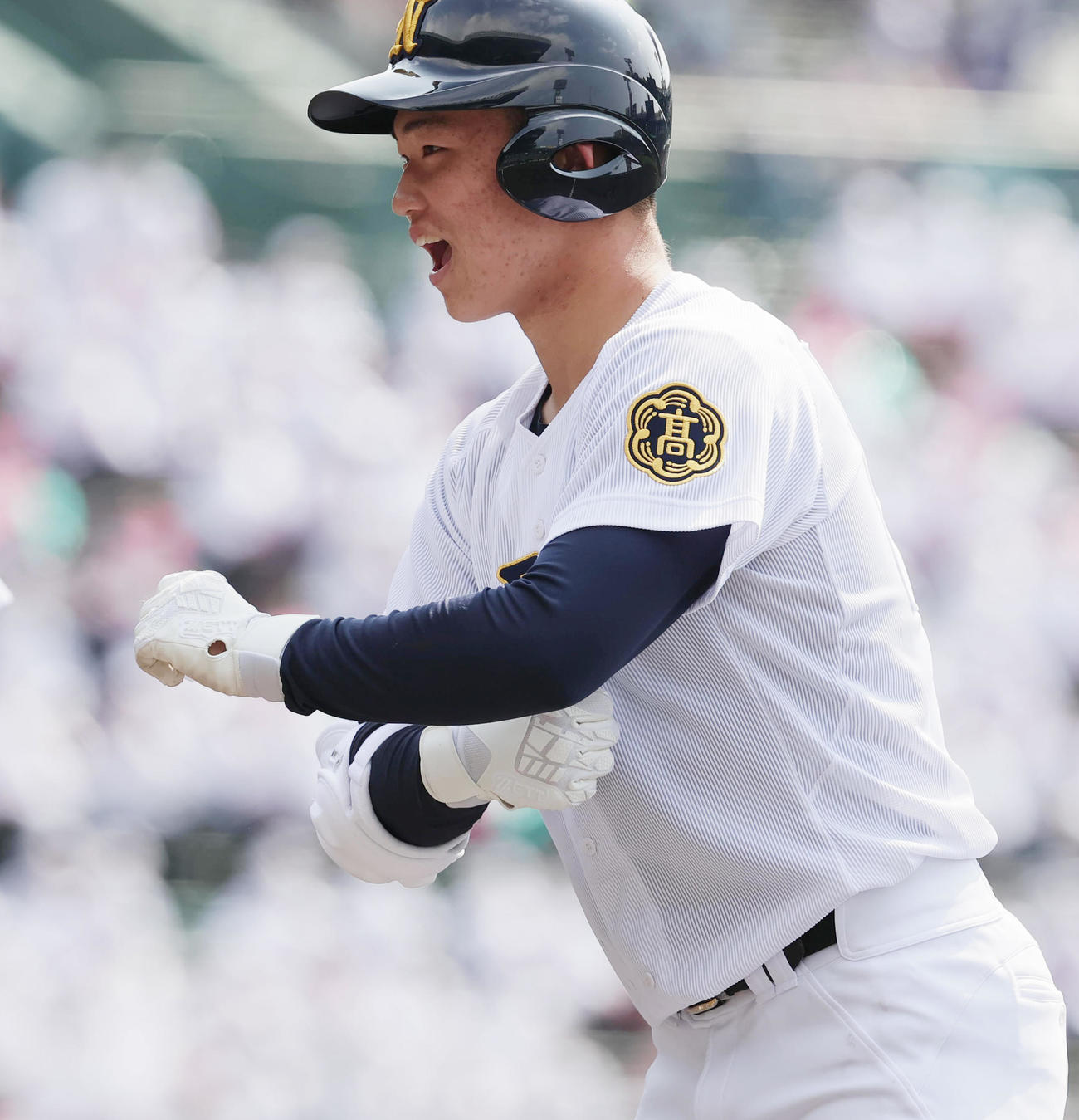 鳴門対大阪桐蔭　7回表鳴戸2死一、二塁、中前適時打を放ち喜ぶ冨田（撮影・野上伸悟）