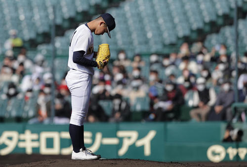 鳴門対大阪桐蔭　1回裏、投球前にグラブをじっと見つめる鳴門先発の冨田（撮影・前田充）