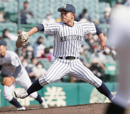 九州国際大付対広陵　力投する九州国際大付先発の香西（撮影・野上伸悟）